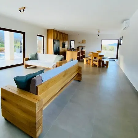 Villa Fluggi Near Labin Santalezi