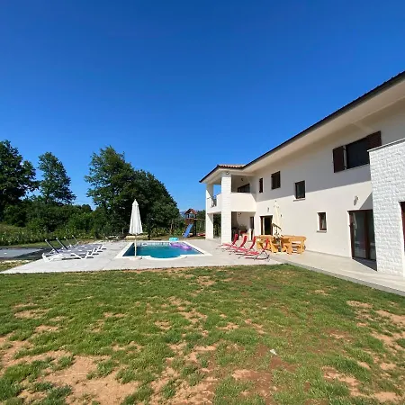 Fluggi Near Labin * Santalezi