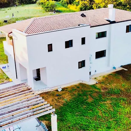 Fluggi Near Labin * Santalezi