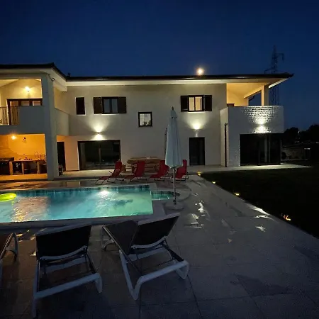 Fluggi Near Labin Villa