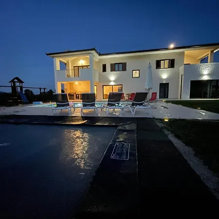 Villa Fluggi Near Labin *