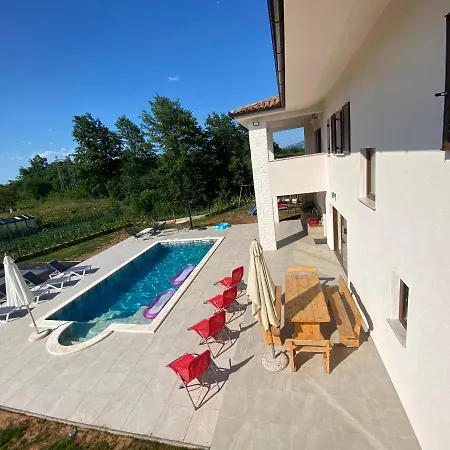 Fluggi Near Labin * Santalezi