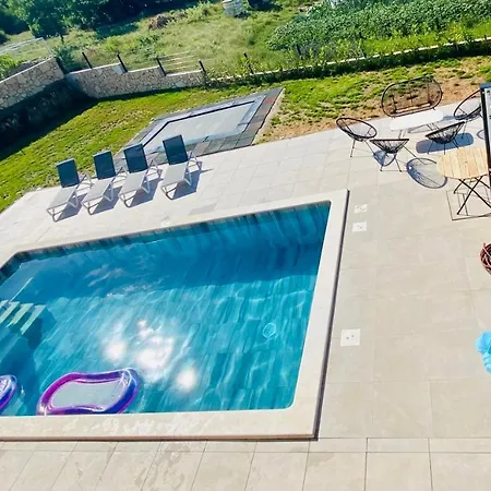 Fluggi Near Labin * Santalezi