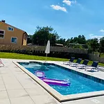 فيلة Fluggi Near Labin *