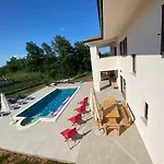 Fluggi Near Labin * Santalezi