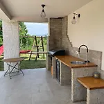 Fluggi Near Labin * Santalezi