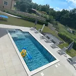 Fluggi Near Labin * Santalezi