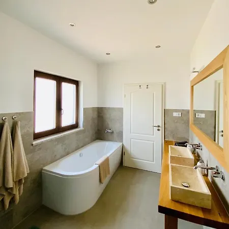 Fluggi Near Labin Vila