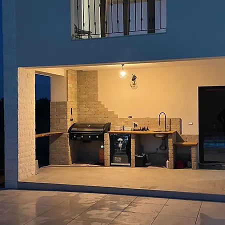 Fluggi Near Labin * Santalezi