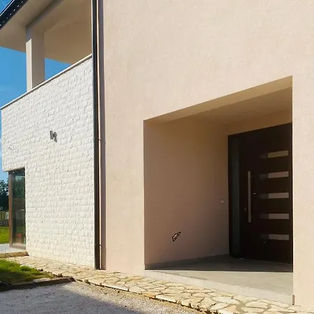 Fluggi Near Labin
