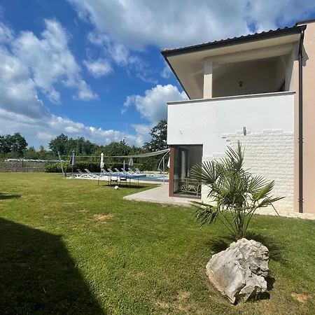 Fluggi Near Labin * Santalezi