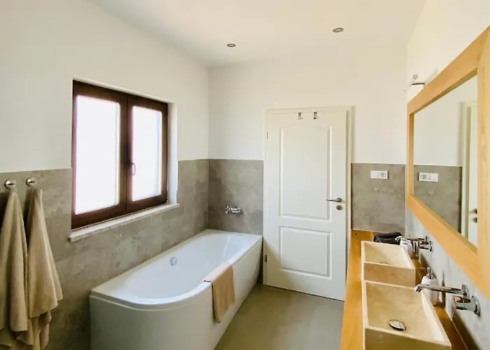 Fluggi Near Labin Villa