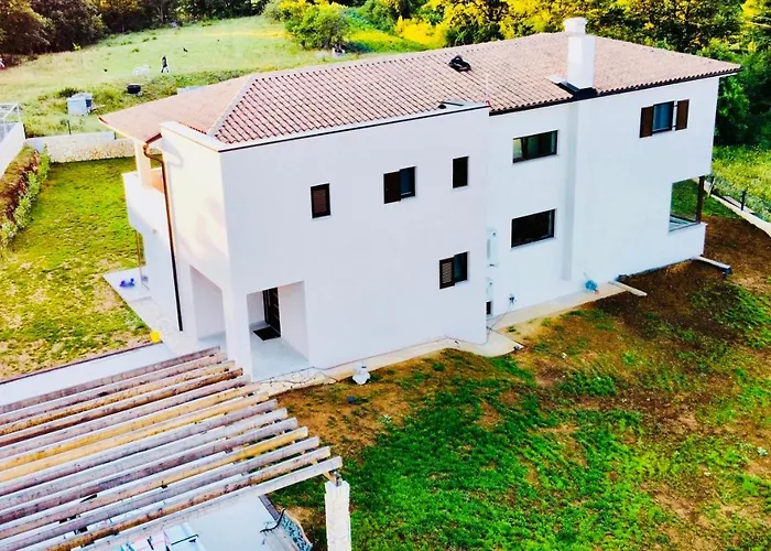 Fluggi Near Labin * Santalezi