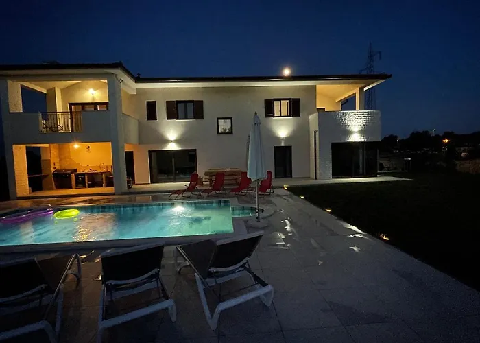 Fluggi Near Labin Villa