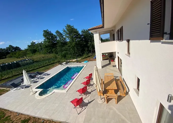 Fluggi Near Labin * Santalezi