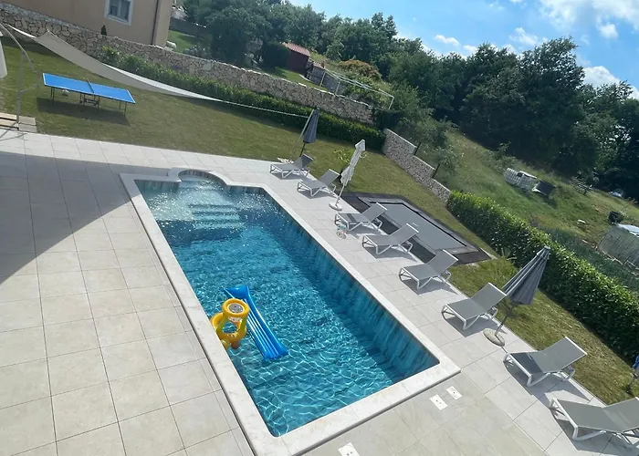 Fluggi Near Labin * Santalezi